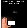 A kép egy kezet mutat egy 99,1 x 57 mm méretű címke mellett, sötét háttér előtt. A címke egy A4 méretű lapon van elhelyezve.