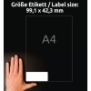 A képen egy kéz látható a méretarányt jelző címke mellett, amelynek méretei 99,1 x 42,3 mm. A címke egy A4 méretű kereten belül van meghatározva sötét háttér előtt.