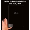 A képen egy kéz látható egy címke mellett, amelynek méretei 63,5 x 38,1 mm, ami azt jelzi, hogy A4-es méretű címke.