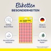 A képen egy Avery címkematrica csomagolás látható, amely piros pontokat tartalmaz. A terméket Németországban gyártják, könnyen ráírható, eltávolítható, és fenntartható papírból készült.