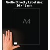 A képen egy kéz látható, amely egy sötét felületre van helyezve egy A4-es méretű papírcímke mellé, amelyen a címke méretei 26 x 16 mm németül és angolul vannak feltüntetve.