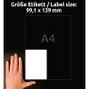 A képen egy kéz látható egy fehér címke mellett, amelynek méretei 99,1 x 139 mm, A4-es méret alá van sorolva. A háttér sötét.