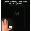 A kép egy kezet ábrázol egy A4-es címke mellett, amelynek méretei 45,7 x 21,2 mm. A háttér sötét, növelve a címke és a kéz láthatóságát.
