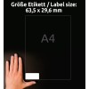 A képen egy kéz látható egy átlátszó címke méret grafika mellett, amely 63,5 x 29,6 mm-es méreteket jelez, miközben a háttérben az A4-es papírméret szerepel.