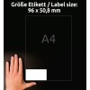 A kép egy kéz mellett egy címke méretét mutatja, amely 96 x 50,8 mm méretű sötét háttéren, 'A4'-es jelzéssel.