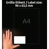 A képen egy kéz látható egy címke mellett. A címke mérete 96 x 63,5 mm, mögötte egy A4-es méret van feltüntetve. A sötét háttér növeli a tárgyak láthatóságát.