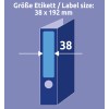 A kép egy 38 x 192 mm-es címkeméretet mutat, egy iratgyűjtő grafikával illusztrálva. A méretek tiszta, világos dizájnban egy kék háttérrel vannak kiemelve.