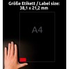 A kép egy kezet ábrázol, amely egy A4-es méretű papír mellett van elhelyezve. A címke méretei 38,1 x 21,2 mm, és van egy piros négyzet az alsó bal sarokban.