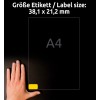 A képen egy kéz látható, amely egy 38,1 x 21,2 mm-es méretű címkét tart A4-es papírméret mellett. A címke sárgával van kiemelve.