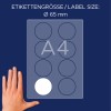 A kép egy A4-es méretű címkearkot ábrázol, amelyen 65 mm átmérőjű kör alakú címkék találhatók, egy kéz méretarányként szerepel mellette.