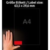 A kép egy kéz és egy A4 méretű címkelap mellé helyezett kézfejét mutatja, 63,5 x 29,6 mm-es méretekkel, amelyek fent vannak feltüntetve. Egy piros címke van kiemelve az alsó sarokban.