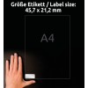 A kép egy kéz mellett egy címke nyomatot mutat, amely a 45,7 x 21,2 mm-es méretet jelzi, és hogy ez az A4-es méreteknek felel meg, sötét háttérrel.