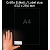 A kép egy kezet ábrázol, amely egy átlátszó címkét tart, rajta a címke mérete: 63,5 x 29,6 mm, mellette egy A4-es papírméret referenciával.