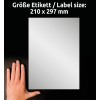 A kép egy üres címkét vagy papírt mutat egy kéz mellett, amelynek mérete 210 x 297 mm. A háttér fekete.