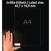 A kép egy kéz látható, amely egy átlátszó címkét tart sötét háttér előtt. A címke mérete 45,7 x 16,9 mm, és az 'A4' jól láthatóan van feltüntetve.