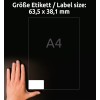 A kép egy kézfejet mutat, amely egy címkeméret-útmutató mellett nyugszik, 63,5 x 38,1 mm-es méretekkel és A4-es jelzéssel. A háttér sötét, kiemelve a címkét és a kezet.