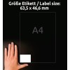 A kép egy kéz mellett mutat egy címke méretét jelző útmutatót, amely egy A4-es lap hátterén 63,5 x 46,6 mm-es méretekkel van feltüntetve.
