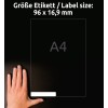 A kép egy kéz mellett egy címkeméret grafikát mutat, amely a méreteket 96 x 16,9 mm-ben jelzi. A címke egy A4-es laphoz viszonyítva van elhelyezve, és sötét háttér előtt jelenik meg.