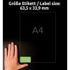 A kép egy kezet ábrázol egy megjelölt terület mellett, amely egy 63,5 x 33,9 mm méretű címkét jelöl egy A4-es lapon. A háttér sötét, és a címketartomány zölddel van kiemelve.