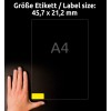 A képen egy kéz látható egy A4-es méretű papír mellett, 45,7 x 21,2 mm méretű címkével, amely egy sárga címkét mutat az alsó sarokban.