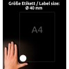 A kép egy kéz és egy A4 méretű papír mellett egy 40 mm átmérőjű címkét mutat. A háttér sötét, és a címke mérete egyértelműen jelölve van.