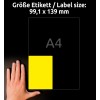 A képen egy kéz látható egy sárga címke mellett fekete háttéren, 99,1 x 139 mm-es méretekkel és „A4”-es jelöléssel.