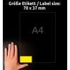 A kép egy kéz látható fekete háttér előtt, mellette egy címkeméret szemléltetésével. A címke mérete 70 x 37 mm, és egy A4-es méretű dokumentum bal alsó sarkában helyezkedik el.