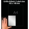 A kép egy 105 x 148 mm méretű címkét mutat, mellette egy A4-es papírlap látható. Egy kéz pihen a címke közelében a méretarány érzékeltetéséhez.