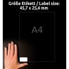 A kép egy kéz és egy címkeméretű dokumentum mellett látható. A címke mérete 45,7 x 25,4 mm, és a szöveg A4-es papírméretet jelöl.