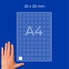 Kéz egy A4-es, 20 x 20 mm feliratú rácslap mellett, apró négyzetes cellákkal?