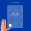 Kéz egy A4-es lap mellett, amelyen 40 mm-es kör alakú matricák rácsa látható, egy fehér matrica látható?