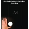 A kép egy kéz látható egy A4 méretű papírlap mellett, amelyen németül egy 60 mm átmérőjű címke méretjelzés található. A háttér sötét, így kiemelve a papírt és a kezet.
