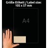A kép egy kéz mellett egy címkeméret-meghatározást mutat, amely 105 x 57 mm-es címkeméretet jelez, A4-es papírméret-hivatkozással együtt.
