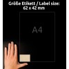 A képen egy kéz látható egy A4-es méretű papír mellett, amelynek címke mérete a tetején 62 x 42 mm-ként van feltüntetve. A háttér fekete, és a címke a bal alsó sarokban jelenik meg.