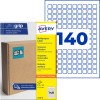 Avery Ultragrip többcélú címkecsoma g, amely 140 darab kis négyzet alakú címkét és egy kartondobozt mutat?