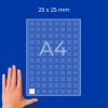 Kéz egy 25x25 mm-es négyzetekből álló rácsozású A4-es lap mellett, és egy fehér négyzet?
