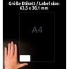 A képen egy kéz látható, amely egy tiszta címke mellett helyezkedik el. A címke méretei 63,5 x 38,1 mm, és egy A4-es méretű lap háttérre van elhelyezve. A címkén egy fehér téglalap alakú rész található, a háttér pedig sötét színű.