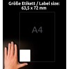 A képen egy kéz látható egy címkeméret-referencia mellett, amelynek méretei 63,5 x 72 mm, és az "A4" betű jelzi. A háttér sötét, kiemelve a címke méretét.