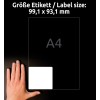 A képen egy kéz látható, amely egy üres címkét tart, amelynek méretei 99,1 x 93,1 mm egy sötét háttér előtt. A szöveg jelzi a címke méretét, és van egy A4-es referencia a méretarányhoz.