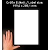 A kép egy kezet mutat, amely egy 199,6 x 289,1 mm méretű üres címkét tart sötét háttér előtt.