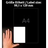 A kép egy kéz mellett egy címkét mutat, amelynek méretei 99,1 x 139 mm, továbbá egy A4-es papírméret jelzéssel.