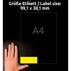 A képen látható egy kéz egy címketervezés mellett, amely 99,1 x 38,1 mm-es méretet jelez, a háttérben A4-es papír körvonallal.