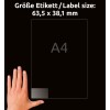 A képen egy kéz látható egy átlátszó címke mellett, amelynek méretei 63,5 x 38,1 mm, és a címke 'A4' jelöléssel van ellátva. A háttér fekete.
