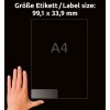 A kép egy kezet mutat egy átlátszó címke mellett, amelynek méretei 99,1 x 33,9 mm, és az „A4” felirat látható rajta. A háttér fekete.