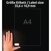 A képen egy kéz tart egy 35,6 x 16,9 mm méretű címkét, amely 'A4' jelzéssel van ellátva, sötét háttér előtt.