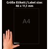 A képen egy kéz tart egy címkét, amely 46 x 11,1 mm méretű, egy nagyobb, A4-esként megjelölt üres terület mellett. A háttér fekete.