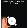 A kép egy kezet mutat, amely egy 117 mm átmérőjű fehér kör alakú címke mellett van elhelyezve. A címkén két kiálló fül található, és sötét háttér előtt látható.