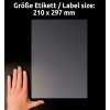 A kép egy kéz látható, amely egy szürke, téglalap alakú papírlap mellett nyugszik, amelynek méretei németül és angolul is 210 x 297 mm-re vannak megjelölve. A háttér fekete.