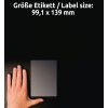 A kép egy kéz látható egy téglalap alakú címke mellett. A címke mérete 99,1 x 139 mm. A háttér sötét, kiemeli a kezet és a címkét.