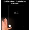 A kép egy kezet mutat egy A4 méretű lap mellett, amelyen a címke mérete Ø 30 mm-ként van jelölve. A háttér sötét, kiemelve a lapot és a kezet.